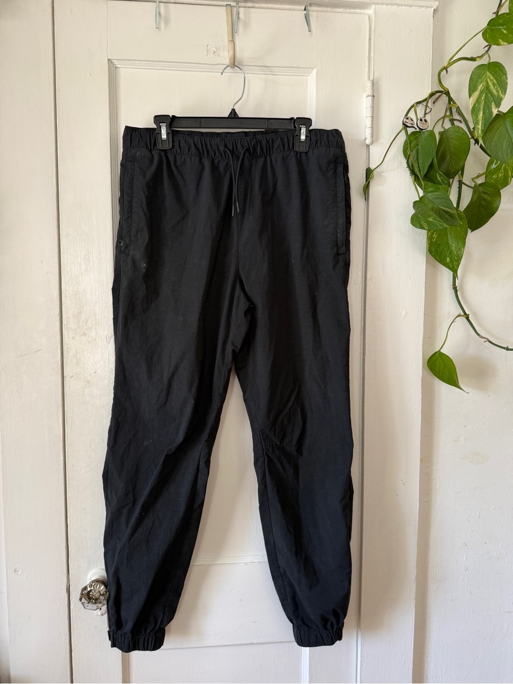H&M size M Men's Black Elastic-Waist Jogger Pants with Drawstring